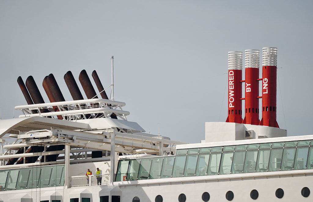 MS Stavangerfjord, die Schornsteine und die Notentlüftung für die LNG-Tanks