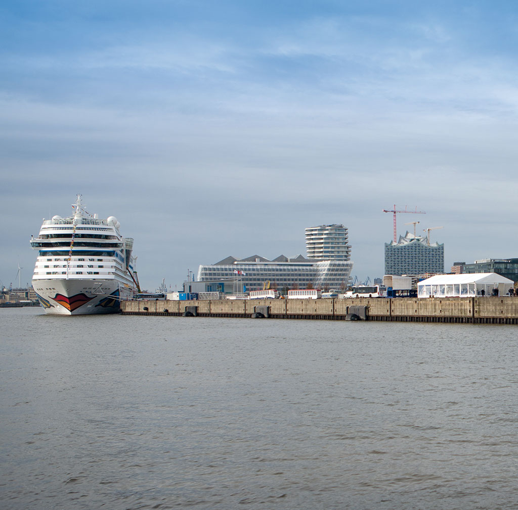 Die AIDAsol und die LNG-Barge in der Hamburger Hafencity