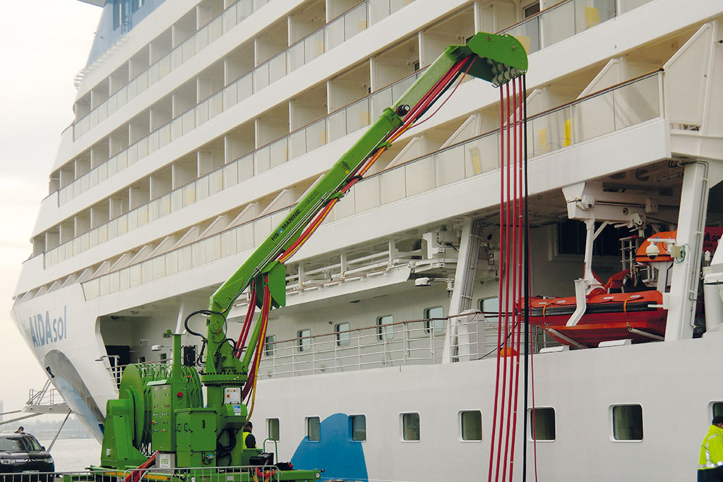 Wegen des Tidenhubs im Hamburger Hafen wurde ein Kran konstruiert, der die Kabel je nach Wasserhöhe führt