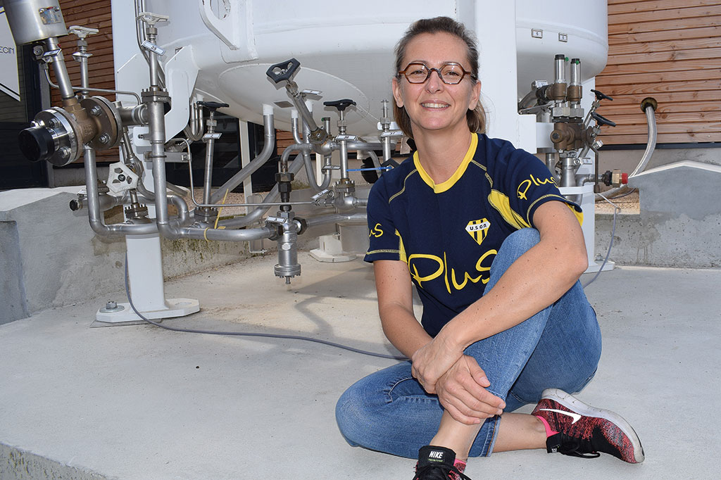 Sophie Goguillot in front of the nitrogen tank with  HEROSE valves