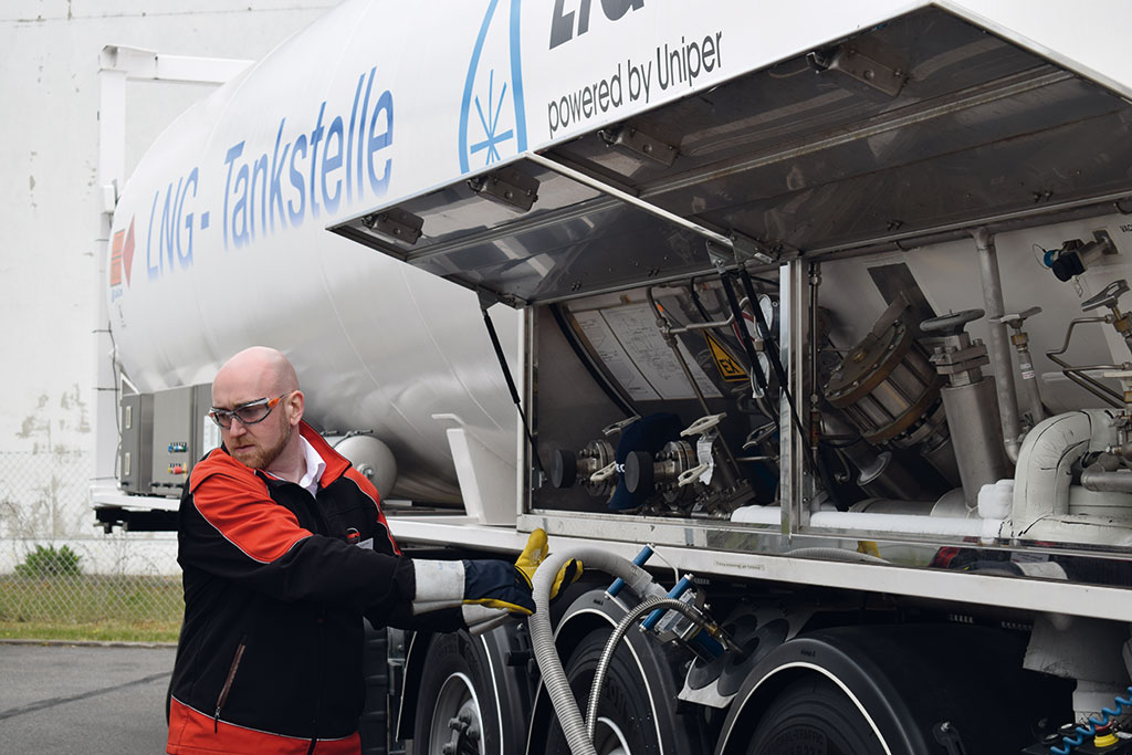 LNG-Tankwart mit Schutzbrille und Handschuhen