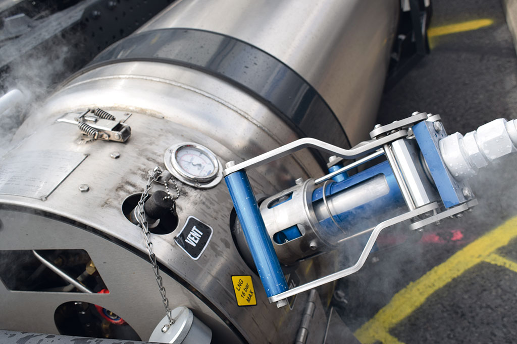 Der Zapfhahn ist mit dem LNG-Tank verbunden