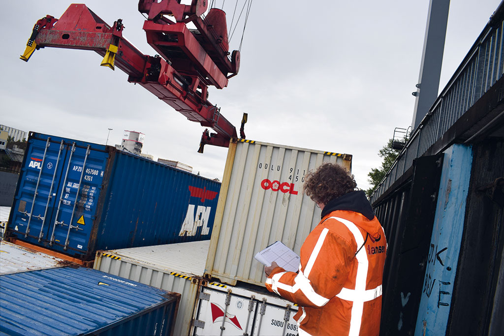 Die Entladung der Container wird überwacht