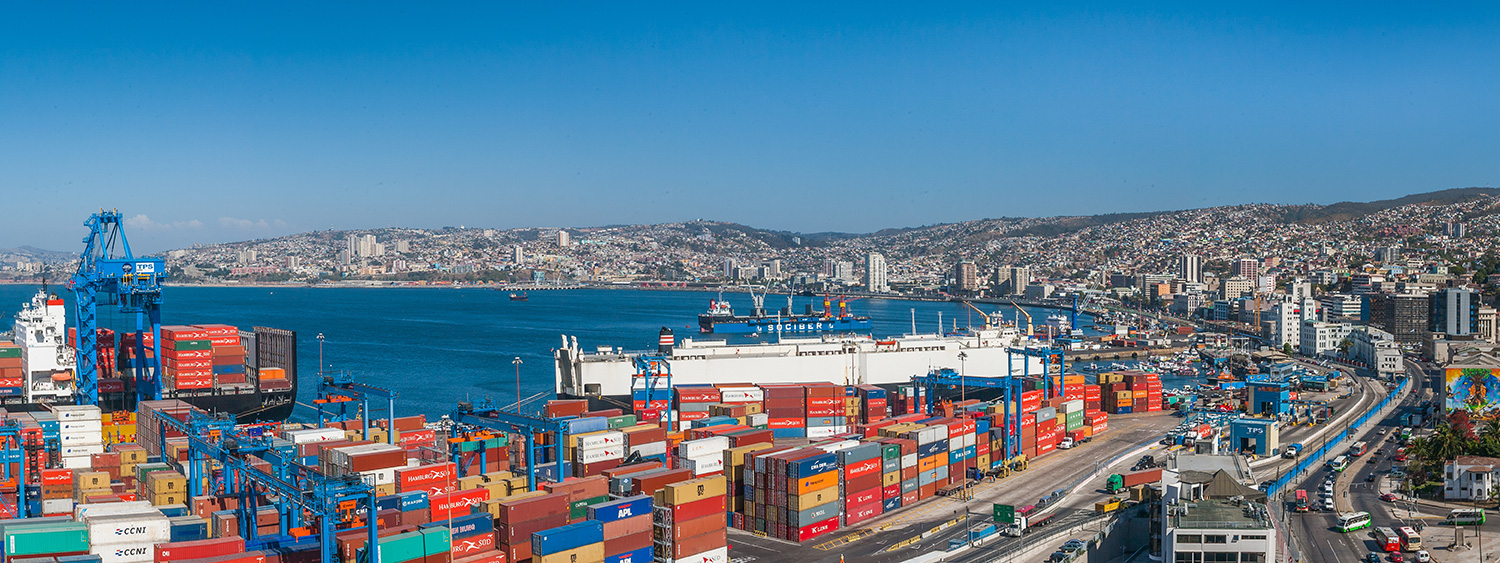 Containerschiff im Hafen