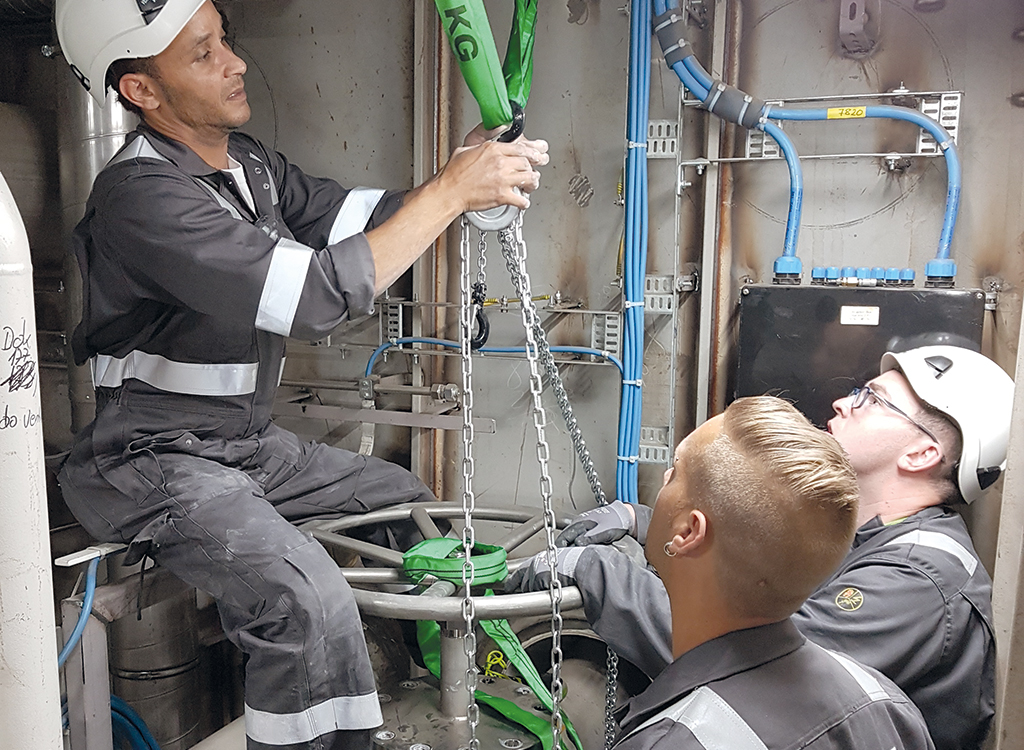 Die Spezialisten von HEROSE beim Service-Einsatz auf dem LNG-Kreuzfahrtschiff