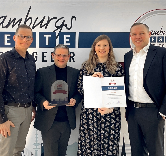 HEROSE Mitarbeiter erhalten einen Preis HEROSE Mitarbeiter erhalten einen Preis